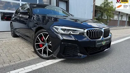 Zwart Occasion 2021 BMW 545e Executive Sedan | € 49.950 (Eerlijke prijs)