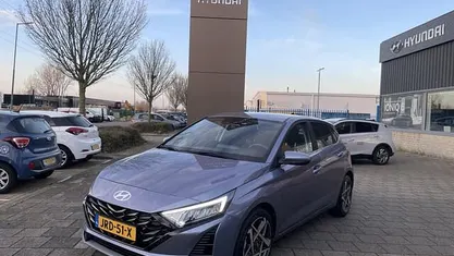 Meta blue (blauw metallic) Gebruikt 2025 Hyundai i20 Premium Hatchback | € 24.995 (Eerlijke prijs)