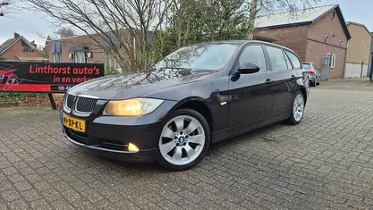 Zwart (metallic) Gebruikt 2007 BMW 318 Stationwagen | € 1.699 (Eerlijke prijs)