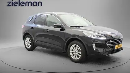 Zwart Occasion 2023 Ford Kuga Titanium SUV | € 19.845 (Super prijs)