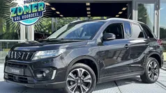 Zwart Gebruikt 2022 Suzuki Vitara Style SUV | € 27.245 (Eerlijke prijs)