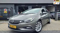 Grijs, metallic lak Gebruikt 2018 Opel Astra Innovation Stationwagen | € 14.950 (Eerlijke prijs)