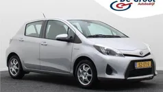 Grijs, metallic lak Gebruikt 2014 Toyota Yaris Hatchback | € 10.950 (Eerlijke prijs)