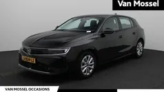 Zwart Gebruikt 2023 Opel Astra Edition Hatchback | € 21.940 (Eerlijke prijs)