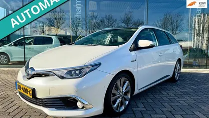 Wit Occasion 2015 Toyota Auris Hybrid Stationwagen | € 12.445 (Eerlijke prijs)