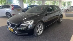 Zwart Gebruikt 2017 Volvo V40 Stationwagen | € 17.250 (Eerlijke prijs)