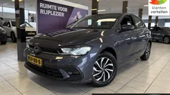 Grijs, metallic lak Gebruikt 2024 VW Polo Edition Hatchback | € 22.950 (Eerlijke prijs)