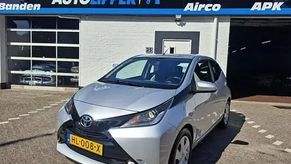 Grijs Gebruikt 2015 Toyota Aygo X-play Hatchback | € 6.350 (Eerlijke prijs)