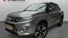 Grijs, metallic lak Gebruikt 2023 Suzuki Vitara Style SUV | € 29.444 (Eerlijke prijs)