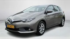 Bruin Gebruikt 2015 Toyota Auris Hatchback | € 14.440 (Eerlijke prijs)