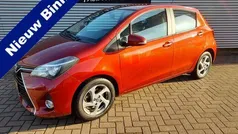 Rood, metallic lak Gebruikt 2015 Toyota Yaris Hatchback | € 14.895 (Eerlijke prijs)