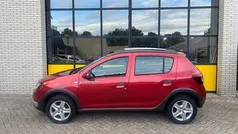 Rood Gebruikt 2013 Dacia Sandero Lauréate Hatchback | € 7.935 (Eerlijke prijs)