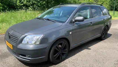 Grijs Gebruikt 2005 Toyota Avensis Luna Stationwagen | € 1.450 (Eerlijke prijs)