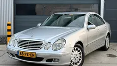Grijs (metallic) Gebruikt 2005 Mercedes E220 Elegance Sedan | € 2.399 (Eerlijke prijs)