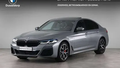 Grijs Gebruikt 2023 BMW 530e M Sport Sedan | € 42.950 (Eerlijke prijs)