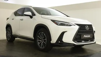 Wit (metallic) Occasion 2025 Lexus NX450h+ Luxury Line SUV | € 55.899 (Super prijs)
