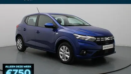 Blauw (metallic) Occasion 2024 Dacia Sandero Expression Hatchback | € 14.290 (Goede deal)