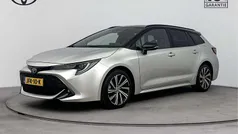 Precious silver premium metallic / zwart dak (licht grijs metallic) Gebruikt 2024 Toyota Corolla Executive Stationwagen | € 30.945 (Eerlijke prijs)
