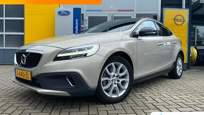 Bruin Gebruikt 2020 Volvo V40 Hatchback | € 20.895 (Eerlijke prijs)