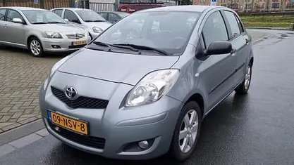 Grijs (metallic) Gebruikt 2011 Toyota Yaris Comfort Hatchback | € 4.800 (Eerlijke prijs)