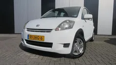 Wit, metallic lak Gebruikt 2009 Daihatsu Sirion Hatchback | € 2.450 (Goede deal)