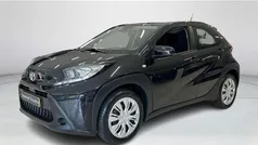Zwart Gebruikt 2024 Toyota Aygo Play Hatchback | € 18.945 (Eerlijke prijs)