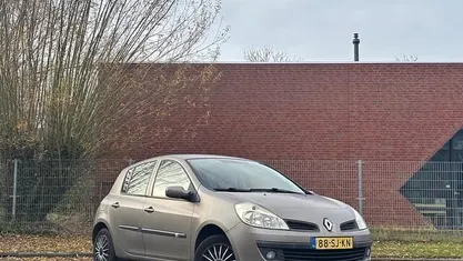 Gebruikt 2006 Renault Clio II Dynamique Hatchback | € 3.999 (Eerlijke prijs)