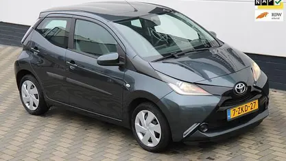Grijs (metallic) Occasion 2015 Toyota Aygo X-play Hatchback | € 6.745 (Eerlijke prijs)