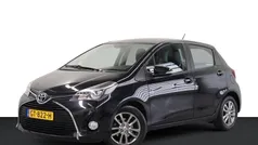 Zwart Gebruikt 2015 Toyota Yaris Hatchback | € 12.950 (Eerlijke prijs)