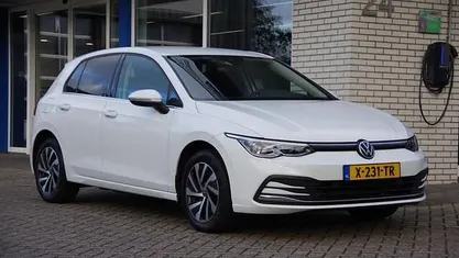 Occasion 2021 VW Golf VIII Style Hatchback | € 21.800 (Goede deal)