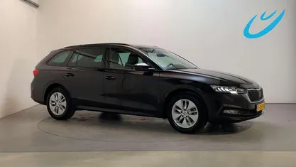 Zwart Occasion 2023 Skoda Octavia Ambition Stationwagen | € 21.750 (Eerlijke prijs)