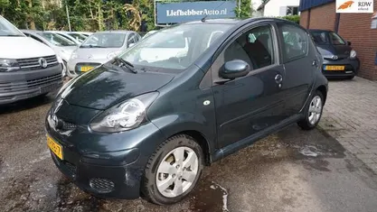 Occasion Toyota Aygo 68 PK (50 kW) 2011 Groen, metallic lak Hatchback
