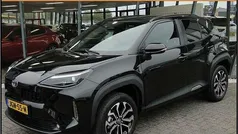 Zwart Nieuw 2025 Toyota Yaris Hybrid Sedan | € 30.945 (Eerlijke prijs)