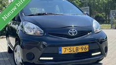 Zwart Gebruikt 2013 Toyota Aygo Hatchback | € 5.399 (Eerlijke prijs)