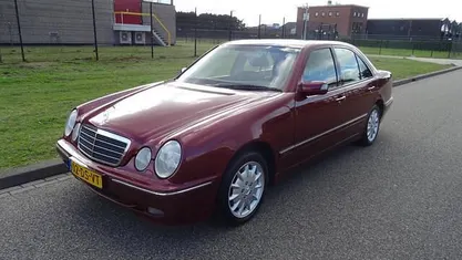 Rood Occasion 1999 Mercedes E320 Avantgarde Sedan | € 7.495 (Eerlijke prijs)