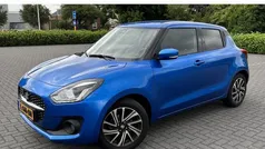 Blauw, metallic lak Gebruikt 2021 Suzuki Swift Style Hatchback | € 18.250 (Eerlijke prijs)