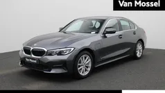 Grijs, metallic lak Gebruikt 2021 BMW 330e Comfort Edition Sedan | € 29.945 (Goede deal)