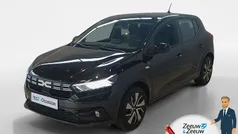 Noir nacré 676 (donker zwart) Gebruikt 2024 Dacia Sandero Expression Hatchback | € 18.395 (Eerlijke prijs)