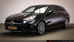 Zwart, metallic lak Gebruikt 2022 Mercedes CLA180 Shooting Brake Premium Stationwagen | € 32.750 (Eerlijke prijs)