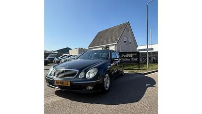 Zwart (metallic) Gebruikt 2004 Mercedes E220 Avantgarde Sedan | € 1.950 (Super prijs)