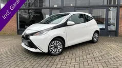 Wit Gebruikt 2015 Toyota Aygo X-play Hatchback | € 6.950 (Eerlijke prijs)