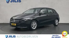 Zwart Gebruikt 2020 Mercedes B180 Business MPV | € 24.850 (Goede deal)
