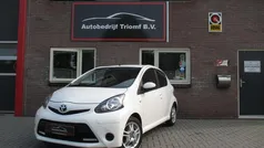 Zwart, metallic lak Gebruikt 2012 Toyota Aygo Hatchback | € 4.995 (Eerlijke prijs)