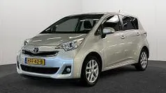 Zilver, metallic lak Gebruikt 2015 Toyota Verso-S Trend MPV | € 12.445 (Eerlijke prijs)