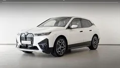 Mineralweiss metallic (wit metallic) Gebruikt 2021 BMW iX Executive SUV | € 44.995 (Eerlijke prijs)