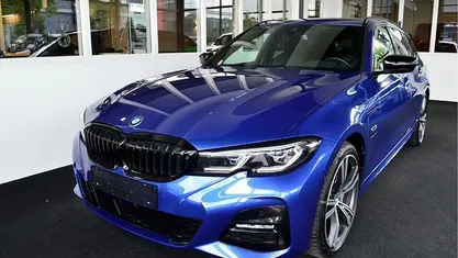 Blauw, metallic lak Gebruikt 2022 BMW 330 Comfort Edition Stationwagen | € 37.900 (Eerlijke prijs)