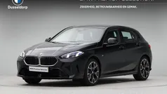 Saphirschwarz metallic (zwart metallic) Gebruikt 2024 BMW 120 Comfort Edition Hatchback | € 37.750 (Super prijs)