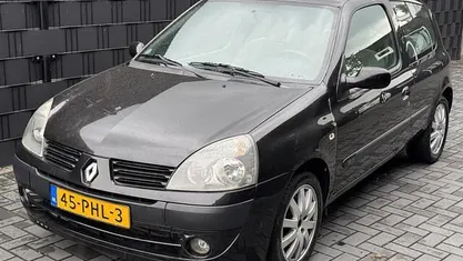 Zwart Gebruikt 2004 Renault Clio II Dynamique Hatchback | € 1.250 (Eerlijke prijs)