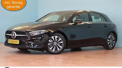 Zwart, metallic lak Gebruikt 2023 Mercedes A180 Business Hatchback | € 28.885 (Eerlijke prijs)
