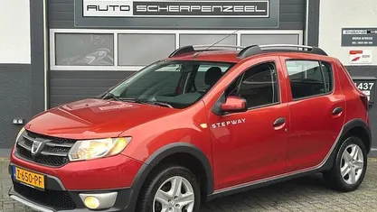 Rood Gebruikt 2014 Dacia Sandero Lauréate Hatchback | € 6.345 (Eerlijke prijs)